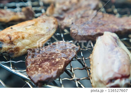 網で焼くジューシーな焼肉 116527607