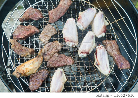 バーベキューで肉を焼く バーベキューで肉を焼く 116527610