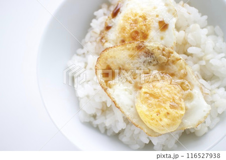 小さな目玉焼きのせご飯 116527938