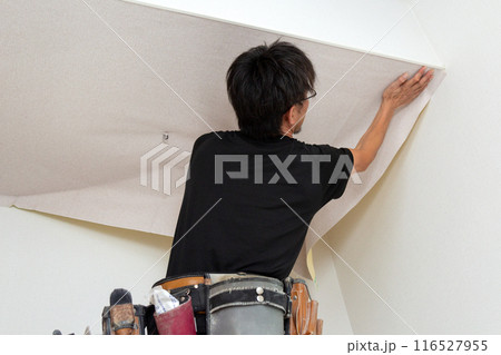 中古住宅のリフォームでクロスを張る職人 中古住宅のリフォームでクロスを張る職人 116527955