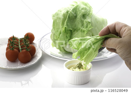 新鮮なレタスにマヨネーズをつけて食べる 116528049