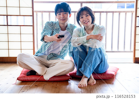 和室でくつろぐ若いカップル 和室でくつろぐ若いカップル 116528153