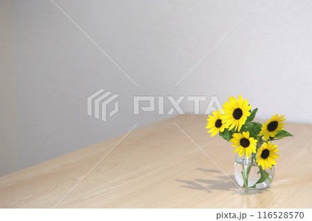 花瓶のミニひまわり 116528570