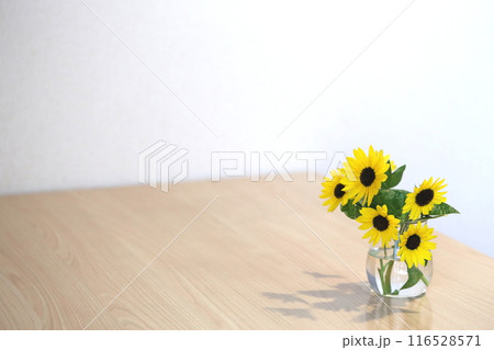 花瓶のミニひまわり 花瓶のミニひまわり 116528571