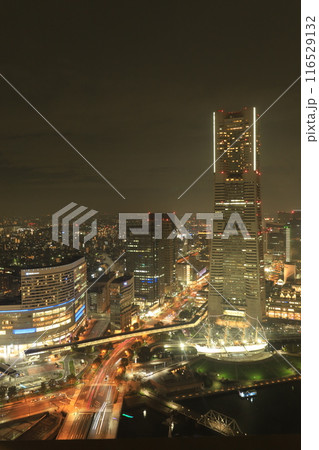 横浜みなとみらいと高層ビルの夜景 116529132