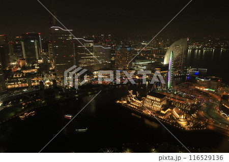 横浜みなとみらいと高層ビルの夜景 116529136