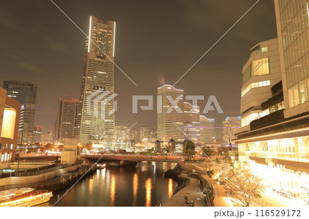 横浜みなとみらいと高層ビルの夜景 横浜みなとみらいと高層ビルの夜景 116529172