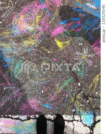 道路にチョークの落書き 道路にチョークの落書き 116529340