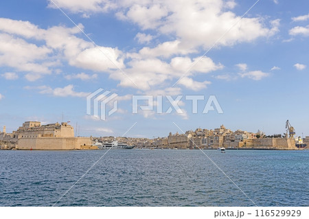 Panoramic view over the marina to the castle of the Maltese capital Valetta 116529929