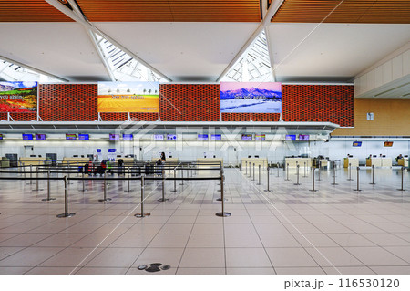 新千歳空港国際線ターミナル3F出発ロビーのAカウンター　ハイキー 116530120
