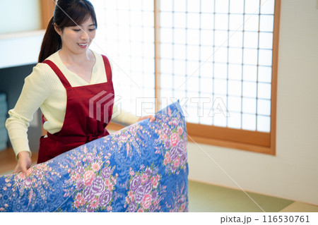 和室で家事をするミドルの女性 116530761