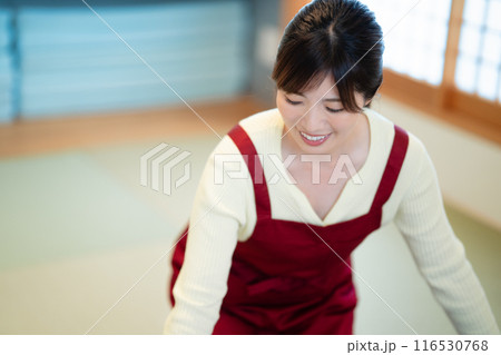 和室で家事をするミドルの女性 116530768
