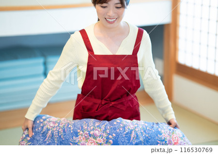 和室で家事をするミドルの女性 116530769