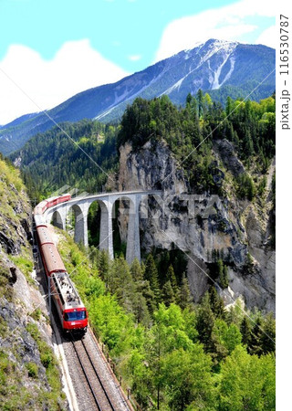 絶景ラントヴァッサー橋と赤い列車、そして背の高い岩山 116530787