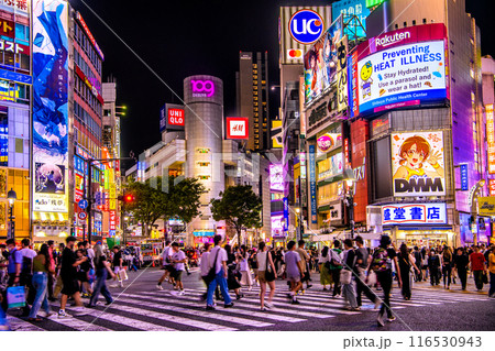 日本の東京都市景観 熱中症対策…インバウンド復活…外国人観光客らで賑わう渋谷＝11日、20時17分 116530943
