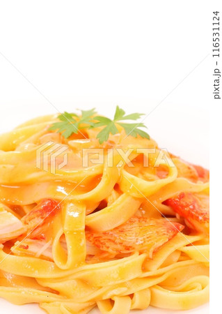 カニ風味のトマトクリームパスタ カニカマ使用 明るい背景 カニ風味のトマトクリームパスタ カニカマ使用 明るい背景 116531124