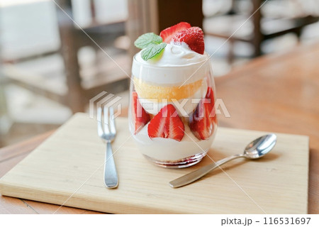お洒落なショートケーキ 116531697