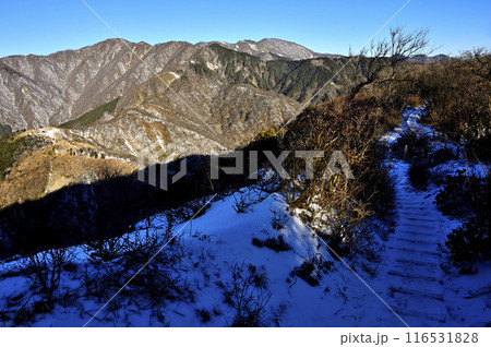 丹沢の三ノ塔より　雪の表尾根の縦走路　塔ノ岳と丹沢山と丹沢三峰 116531828