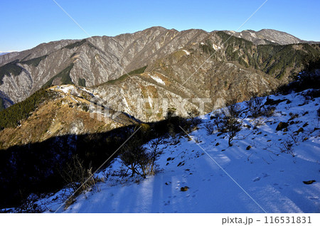 丹沢の三ノ塔より眺める雪の表尾根　塔ノ岳と丹沢山 116531831