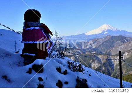 雪山の登山道のお地蔵様と富士山 丹沢山地の表尾根 三ノ塔地蔵分岐 雪山の登山道のお地蔵様と富士山 丹沢山地の表尾根 三ノ塔地蔵分岐 116531840
