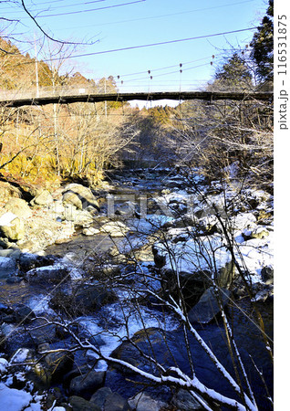 丹沢山地　雪景色の札掛　布川に架かる札掛吊橋 116531875