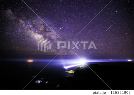 《高知県 足摺岬》 足摺岬灯台と天の川と星空 《高知県 足摺岬》 足摺岬灯台と天の川と星空 116531905