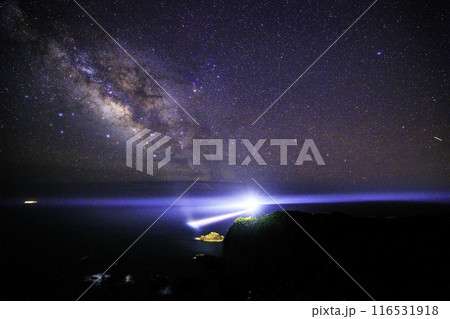 《高知県 足摺岬》 足摺岬灯台と天の川と星空 《高知県 足摺岬》 足摺岬灯台と天の川と星空 116531918