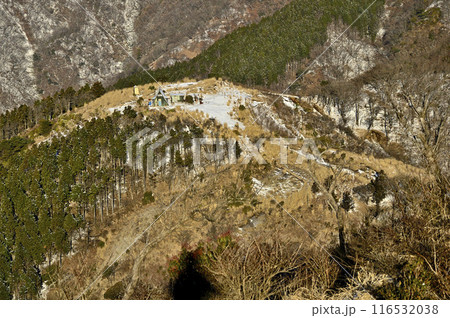 丹沢の三ノ塔山頂から雪積もる烏尾山を望む 116532038