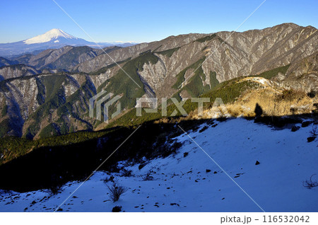 丹沢の三ノ塔山頂から広がり眺める雪化粧の富士山と丹沢山地 丹沢の三ノ塔山頂から広がり眺める雪化粧の富士山と丹沢山地 116532042