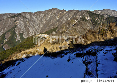 丹沢の三ノ塔山頂から広がり望む雪の丹沢山地 塔ノ岳 丹沢山 丹沢の三ノ塔山頂から広がり望む雪の丹沢山地 塔ノ岳 丹沢山 116532044