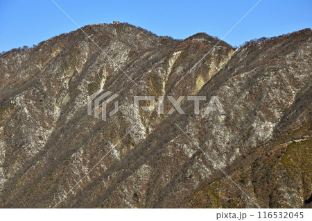 丹沢の三ノ塔山頂から望む雪の丹沢山地　塔ノ岳 116532045
