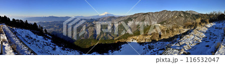 丹沢の三ノ塔山頂から広がり眺める雪化粧の富士山と箱根山と丹沢山地のパノラマ 丹沢の三ノ塔山頂から広がり眺める雪化粧の富士山と箱根山と丹沢山地のパノラマ 116532047