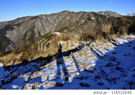 丹沢の三ノ塔山頂から広がり望む雪の丹沢山地　鍋割山　塔ノ岳　丹沢山 116532048