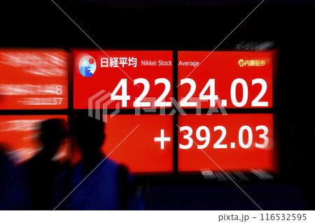 日本の東京都市景観初4万2000円台突破。3日連続史上最高値更新…株価/終値=11日、日本橋兜町 日本の東京都市景観初4万2000円台突破。3日連続史上最高値更新…株価/終値=11日、日本橋兜町 116532595