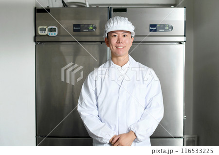 厨房で点検する衛生服を着たアジア人男性 116533225