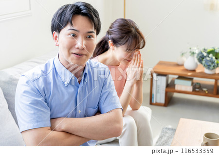 喧嘩をする若いカップル 116533359