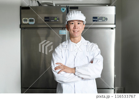 厨房で腕組みする衛生服を着たアジア人男性 116533767