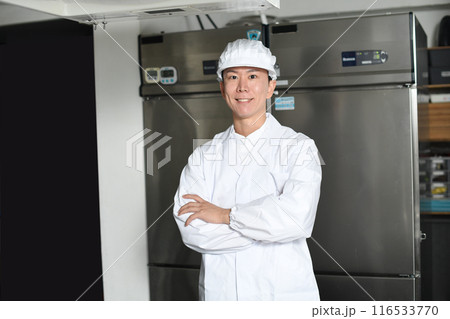 厨房で腕組みする衛生服を着たアジア人男性 厨房で腕組みする衛生服を着たアジア人男性 116533770