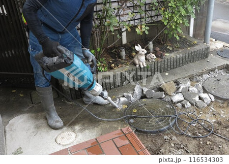 下水道工事現場　削岩機　ブレーカー　騒音　 116534303