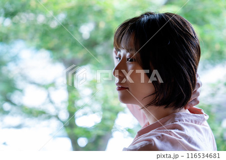 クールな女性の横顔 116534681