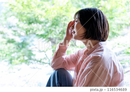 クールな女性の横顔 116534689