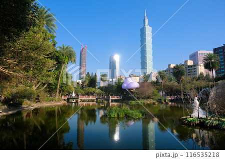 台湾 台北市  国父紀念館の翠湖と台北のビル群 116535218