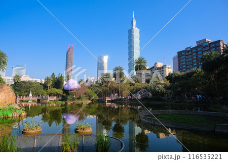 台湾 台北市 国父紀念館の翠湖と台北のビル群 台湾 台北市 国父紀念館の翠湖と台北のビル群 116535221