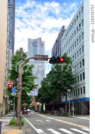 横浜市中区 海岸通三丁目の街並みとランドマークタワー 横浜市中区 海岸通三丁目の街並みとランドマークタワー 116535757