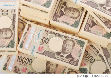 大量の一万円札の札束 大量の一万円札の札束 116536279