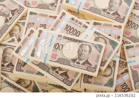 大量の一万円札の札束 116536282