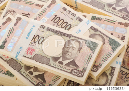 大量の一万円札の札束 116536284