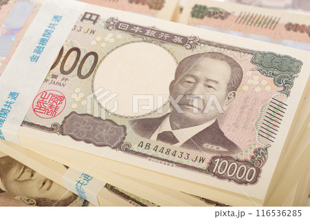 大量の一万円札の札束 大量の一万円札の札束 116536285