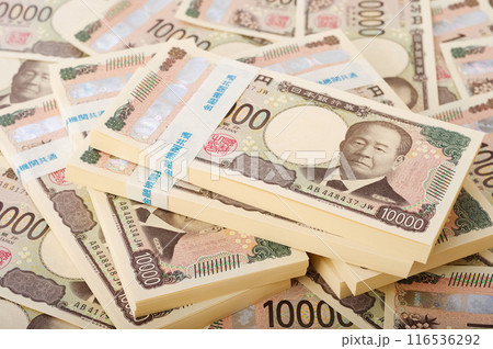 大量の一万円札の札束 116536292
