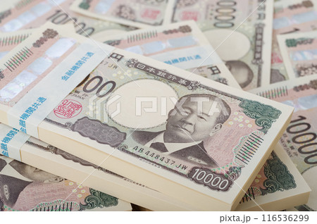 大量の一万円札の札束 116536299